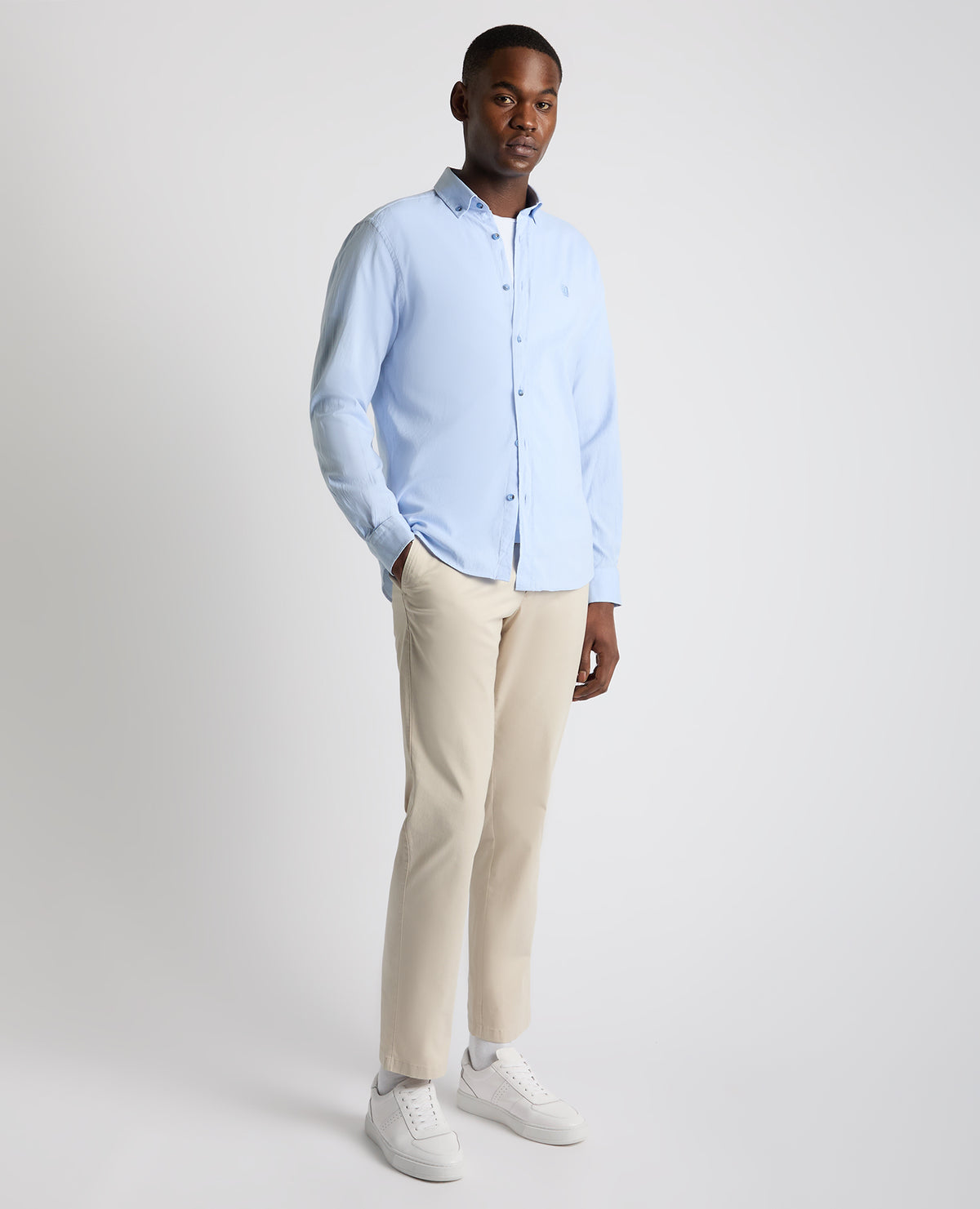 Man wearing a blue Tapered Fit Oxford Cotton Shirt