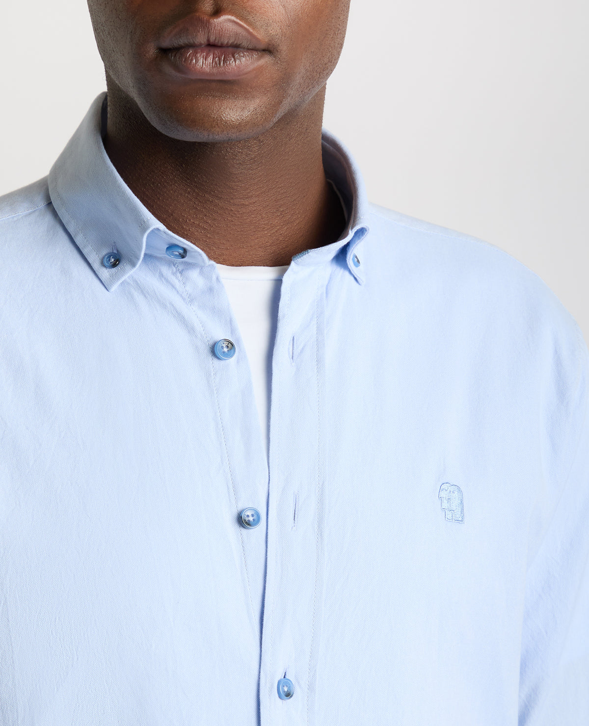 Man wearing a blue Tapered Fit Oxford Cotton Shirt