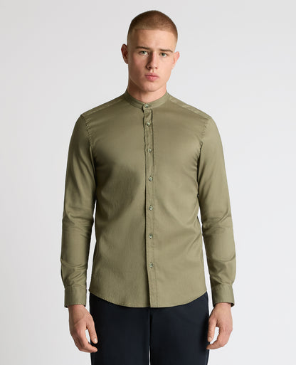 Man wearing a green Regular Fit Cotton-Stretch Shirt