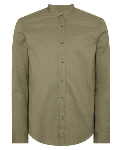 Man wearing a green Regular Fit Cotton-Stretch Shirt