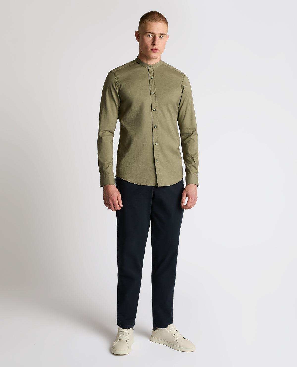 Man wearing a green Regular Fit Cotton-Stretch Shirt