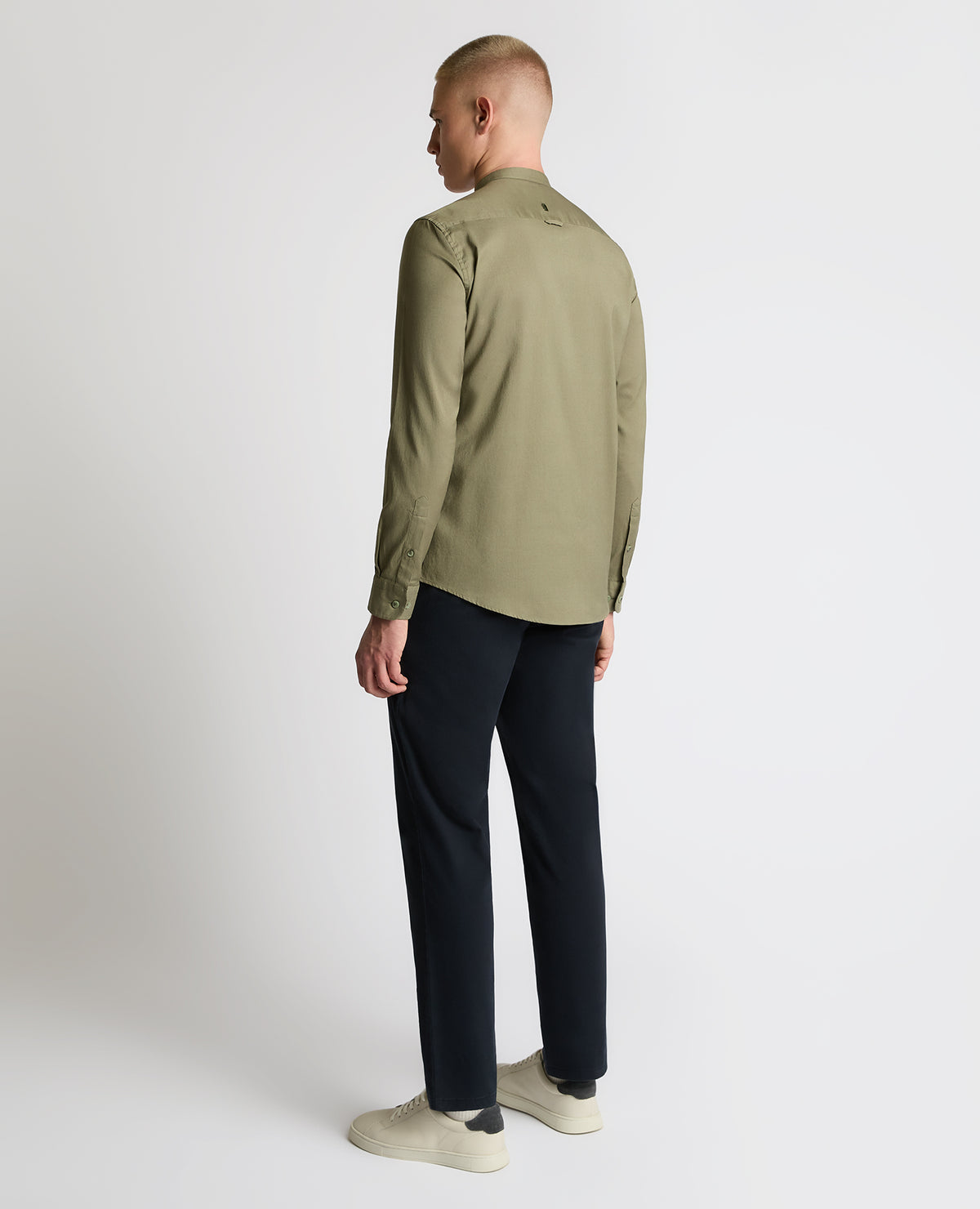 Man wearing a green Regular Fit Cotton-Stretch Shirt