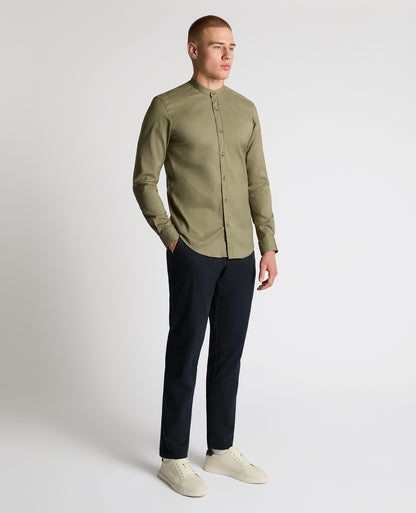 Man wearing a green Regular Fit Cotton-Stretch Shirt
