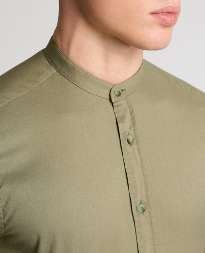Man wearing a green Regular Fit Cotton-Stretch Shirt
