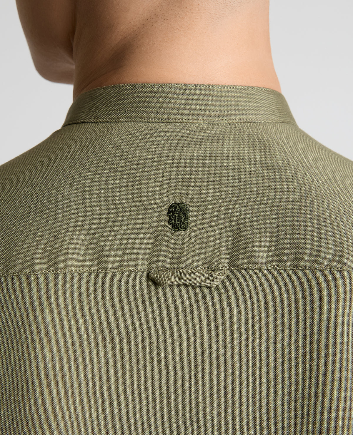 Man wearing a green Regular Fit Cotton-Stretch Shirt