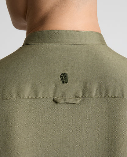 Man wearing a green Regular Fit Cotton-Stretch Shirt