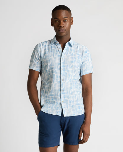 Man wearing a blue Slim Fit Printed Short-Sleeve Shirt