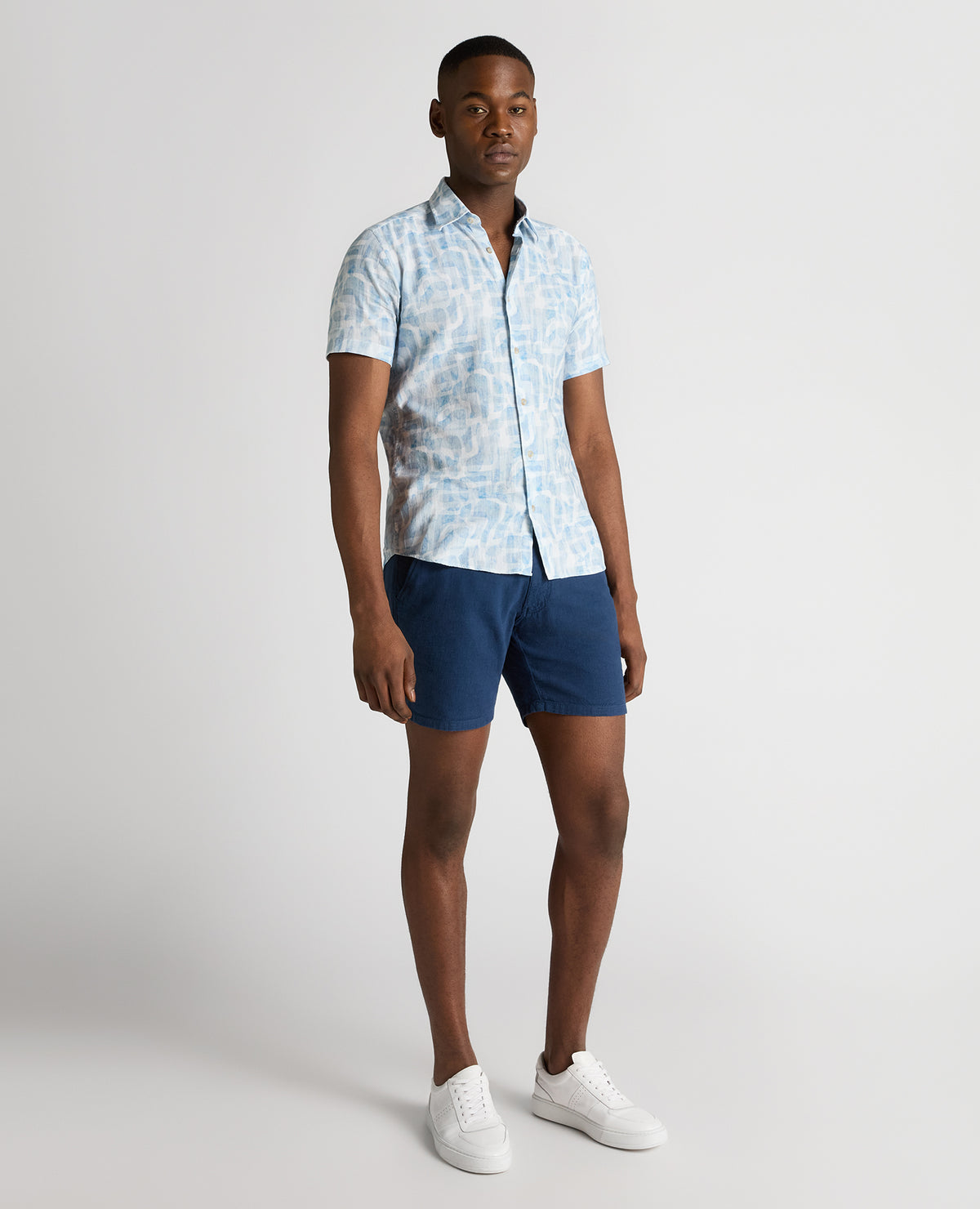 Man wearing a blue Slim Fit Printed Short-Sleeve Shirt