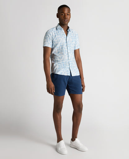 Man wearing a blue Slim Fit Printed Short-Sleeve Shirt