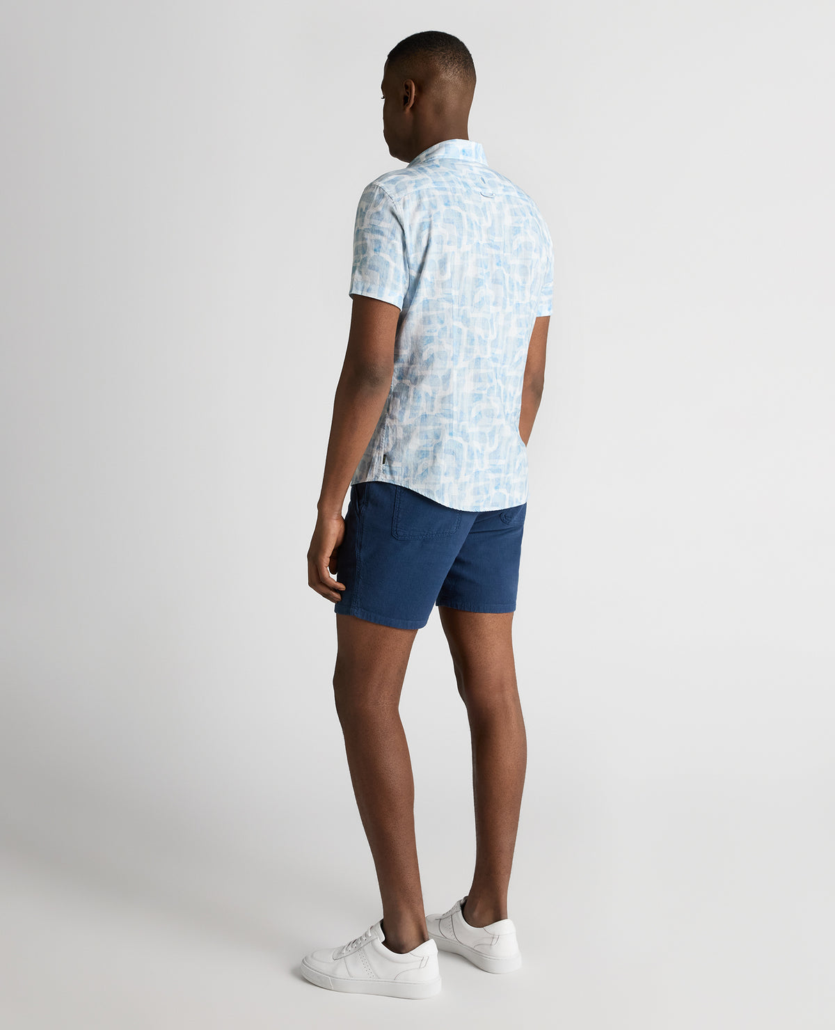 Man wearing a blue Slim Fit Printed Short-Sleeve Shirt