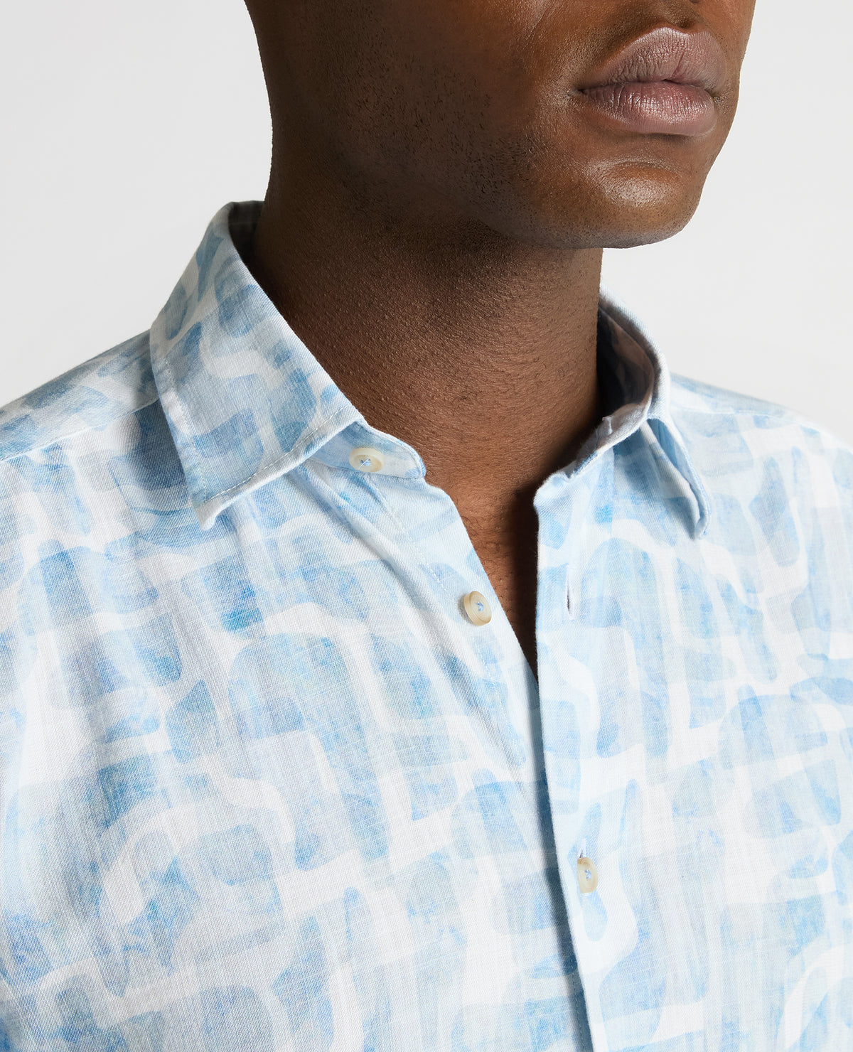 Man wearing a blue Slim Fit Printed Short-Sleeve Shirt
