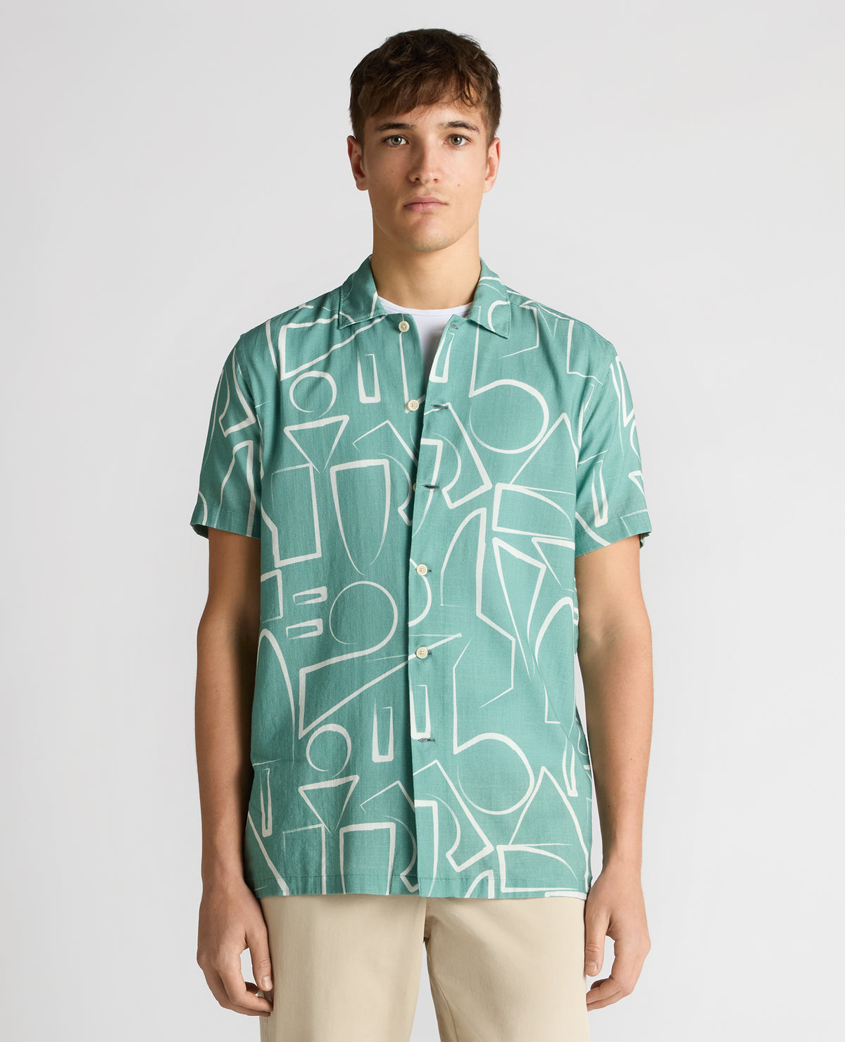 Man wearing a green Relaxed Fit Linen-Blend Abstract Print Shirt