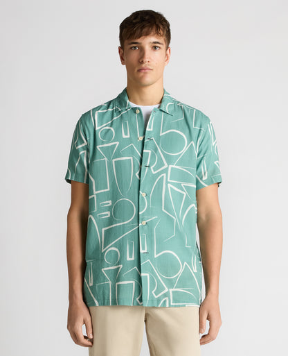 Man wearing a green Relaxed Fit Linen-Blend Abstract Print Shirt