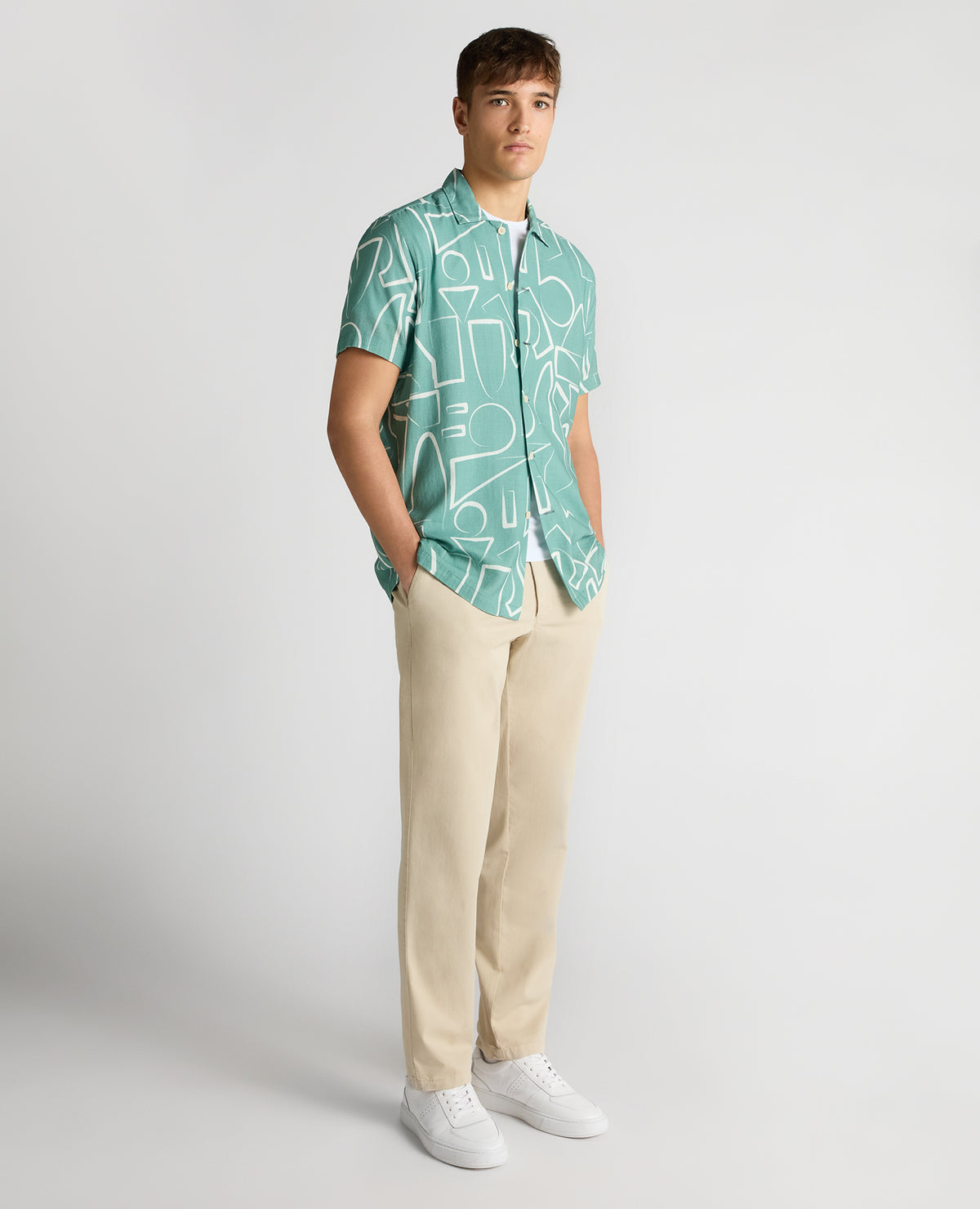 Man wearing a green Relaxed Fit Linen-Blend Abstract Print Shirt