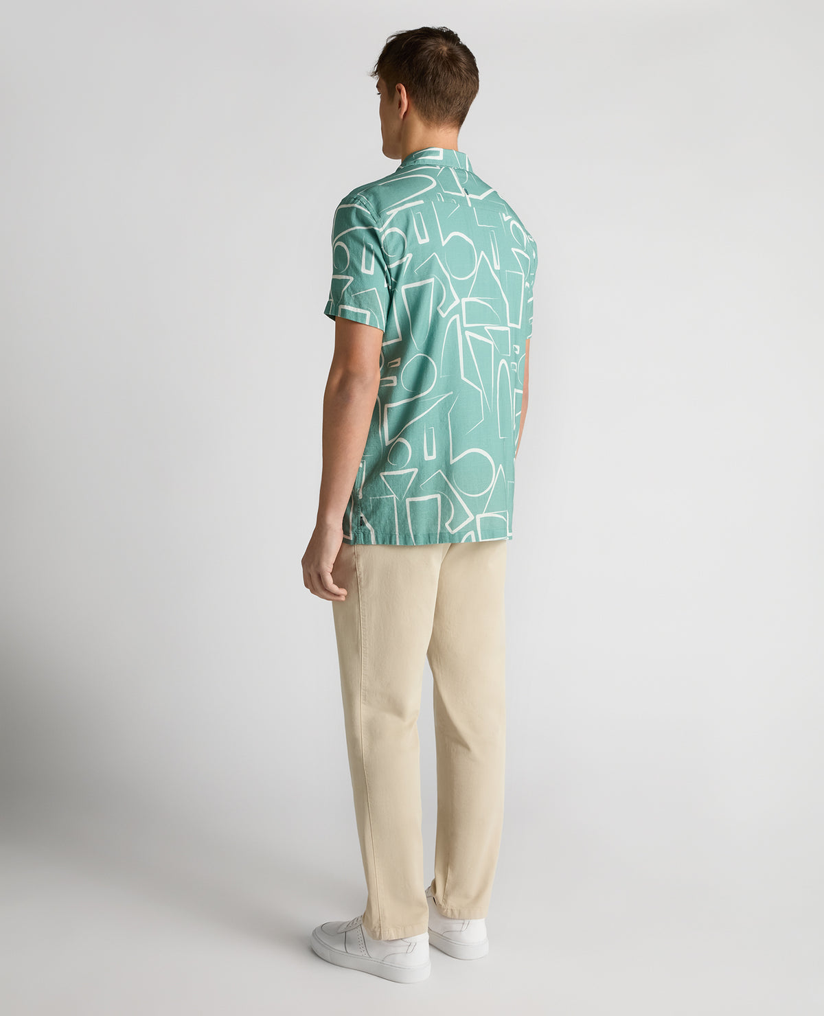 Man wearing a green Relaxed Fit Linen-Blend Abstract Print Shirt