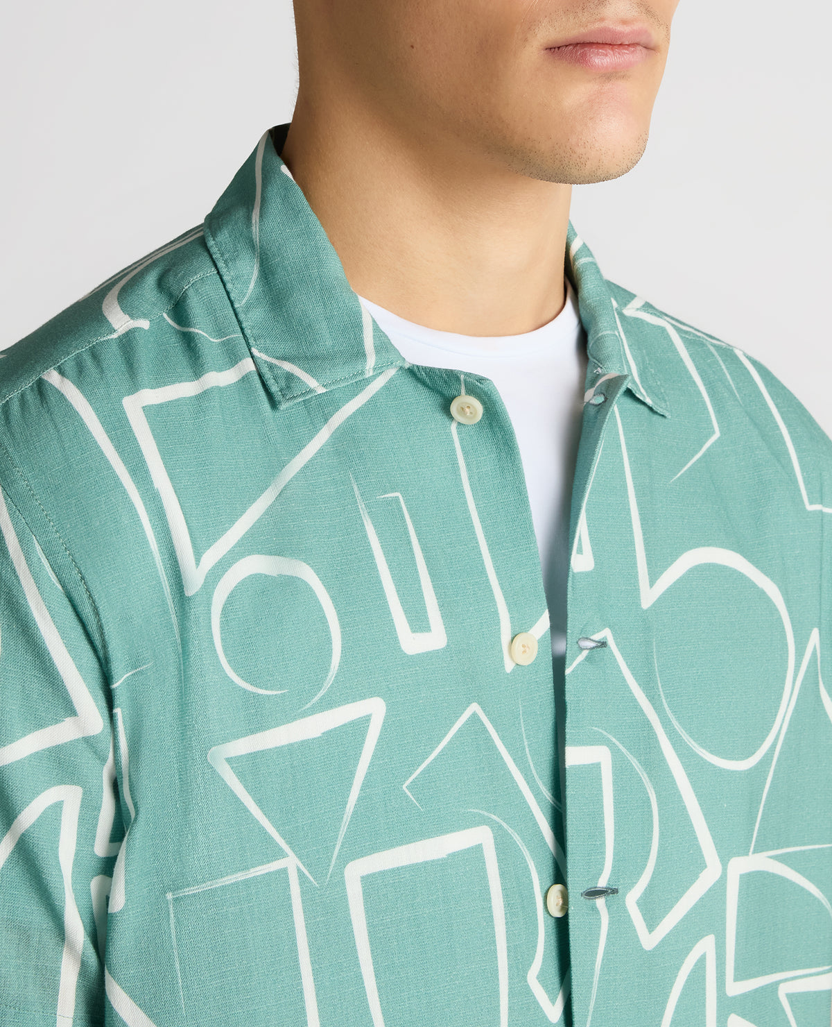 Man wearing a green Relaxed Fit Linen-Blend Abstract Print Shirt