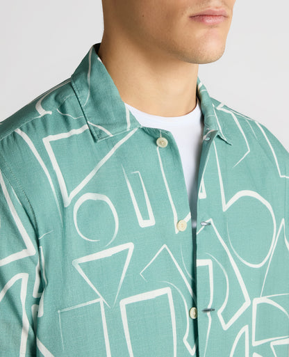 Man wearing a green Relaxed Fit Linen-Blend Abstract Print Shirt