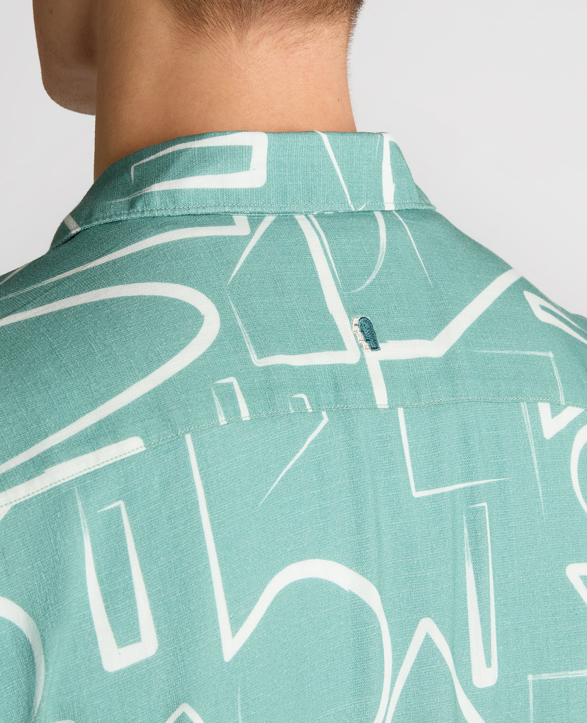 Man wearing a green Relaxed Fit Linen-Blend Abstract Print Shirt