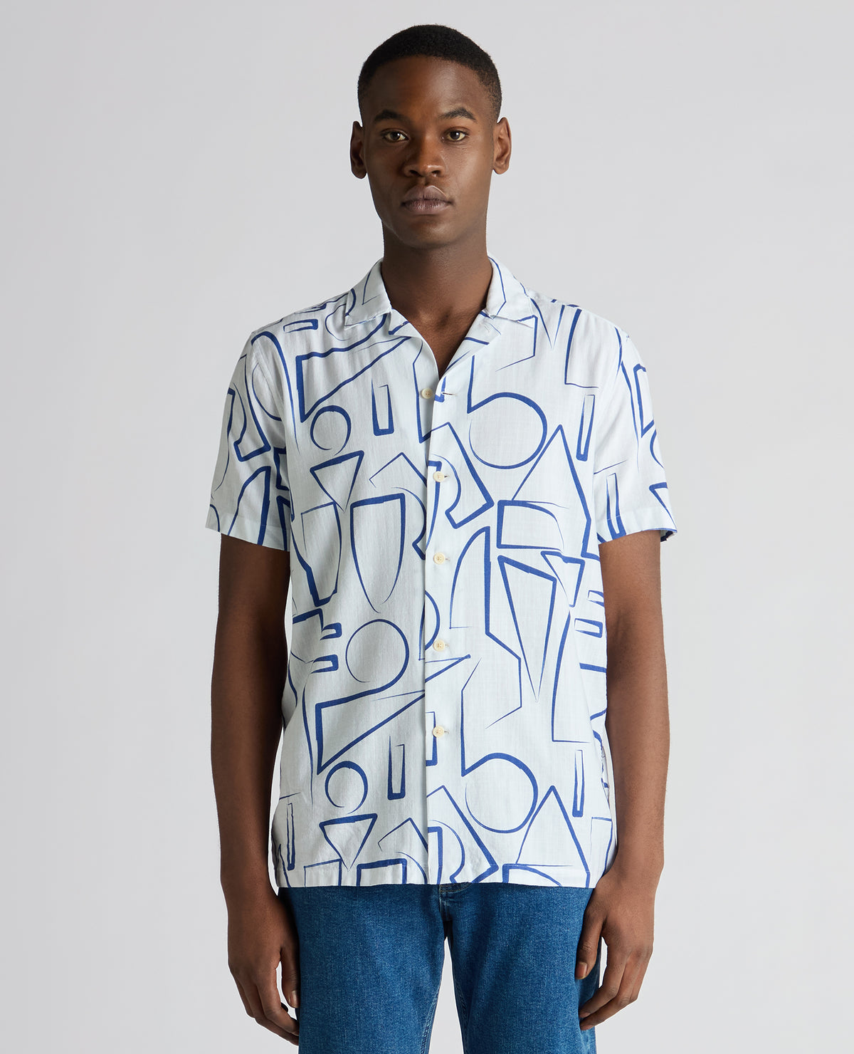Man wearing a blue Relaxed Fit Linen-Blend Abstract Print Shirt