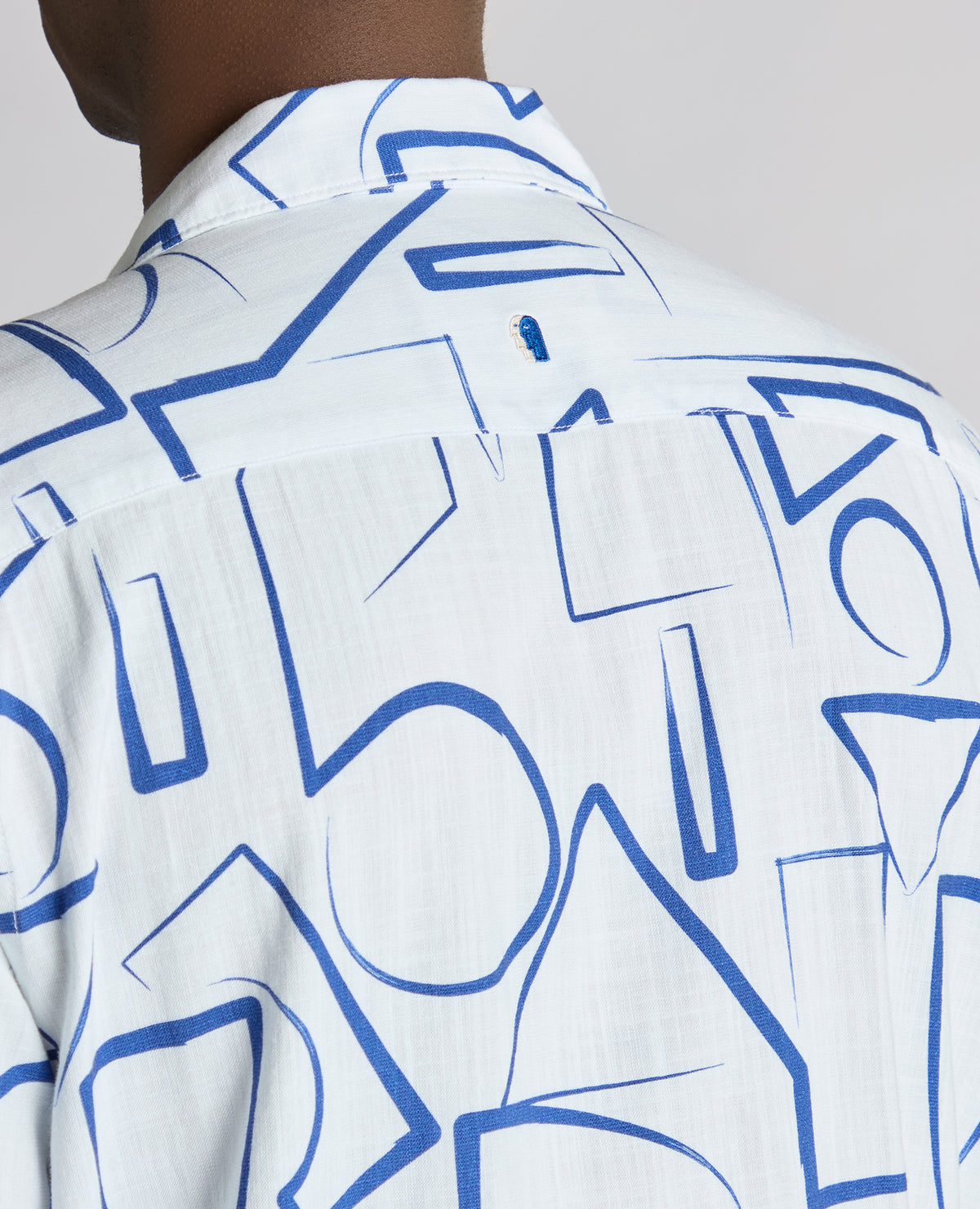 Man wearing a blue Relaxed Fit Linen-Blend Abstract Print Shirt
