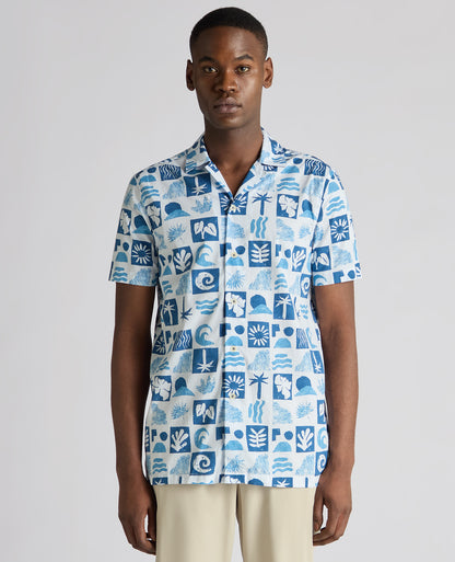 Man wearing a blue Tapered Fit Cotton-Stretch Printed Shirt