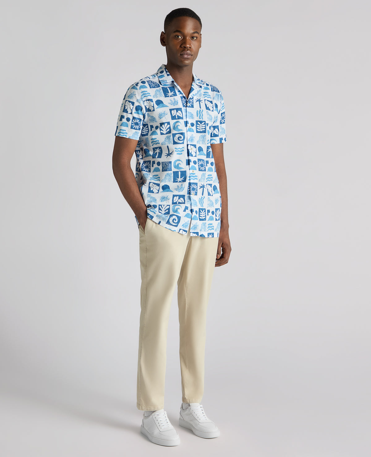 Man wearing a blue Tapered Fit Cotton-Stretch Printed Shirt
