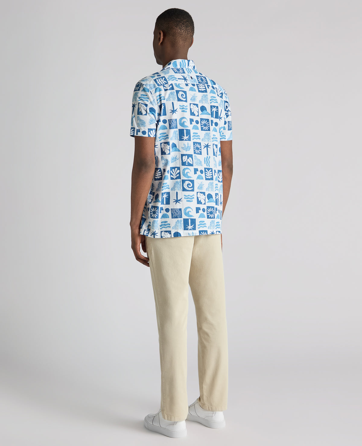 Man wearing a blue Tapered Fit Cotton-Stretch Printed Shirt