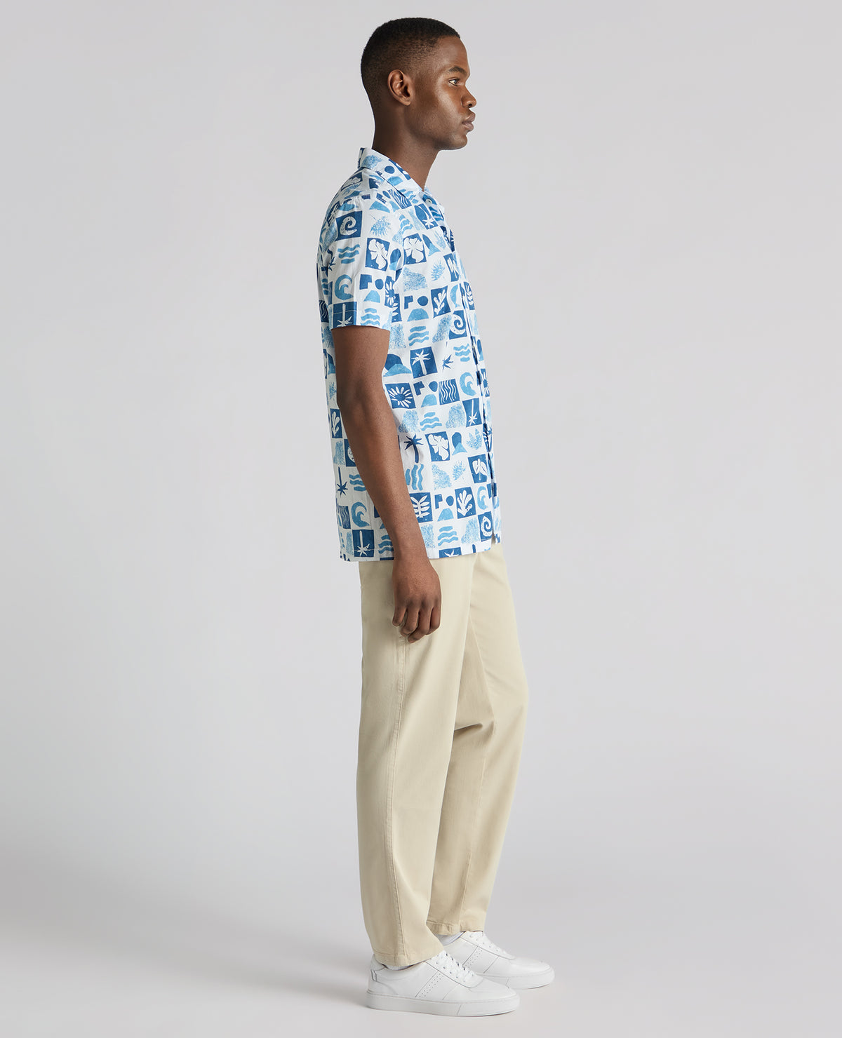 Man wearing a blue Tapered Fit Cotton-Stretch Printed Shirt