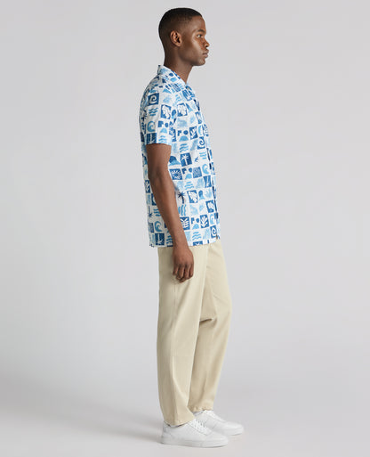 Man wearing a blue Tapered Fit Cotton-Stretch Printed Shirt