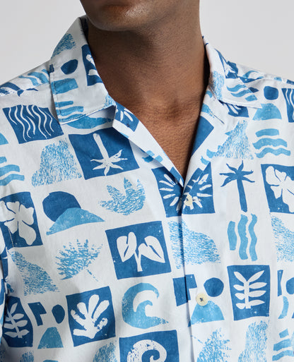 Man wearing a blue Tapered Fit Cotton-Stretch Printed Shirt