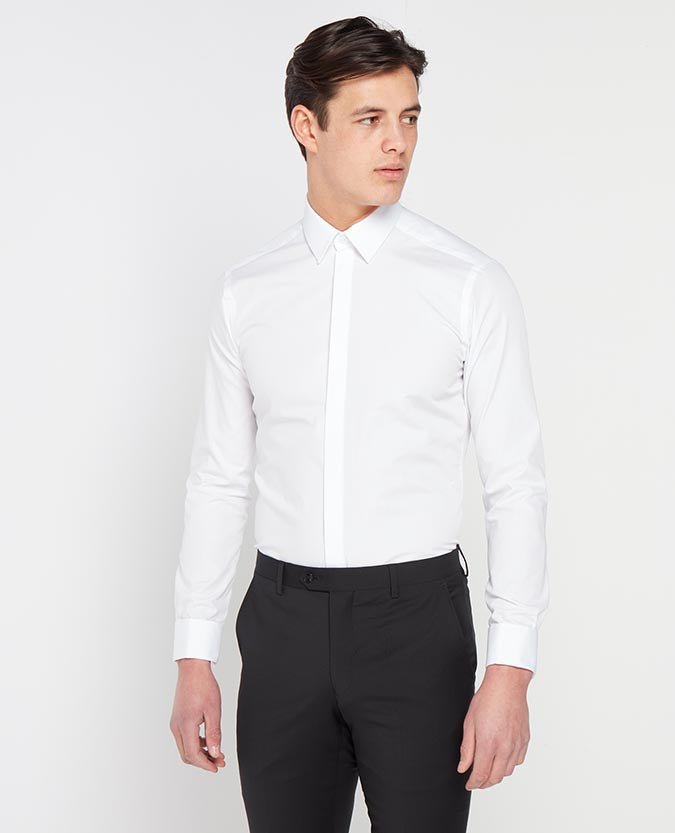 Man wearing a white Slim Fit Cotton-Blend Shirt