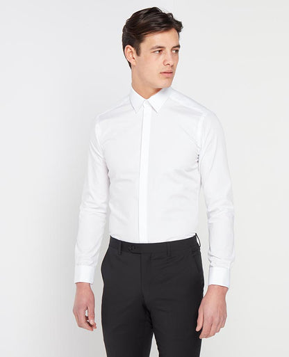 Man wearing a white Slim Fit Cotton-Blend Shirt