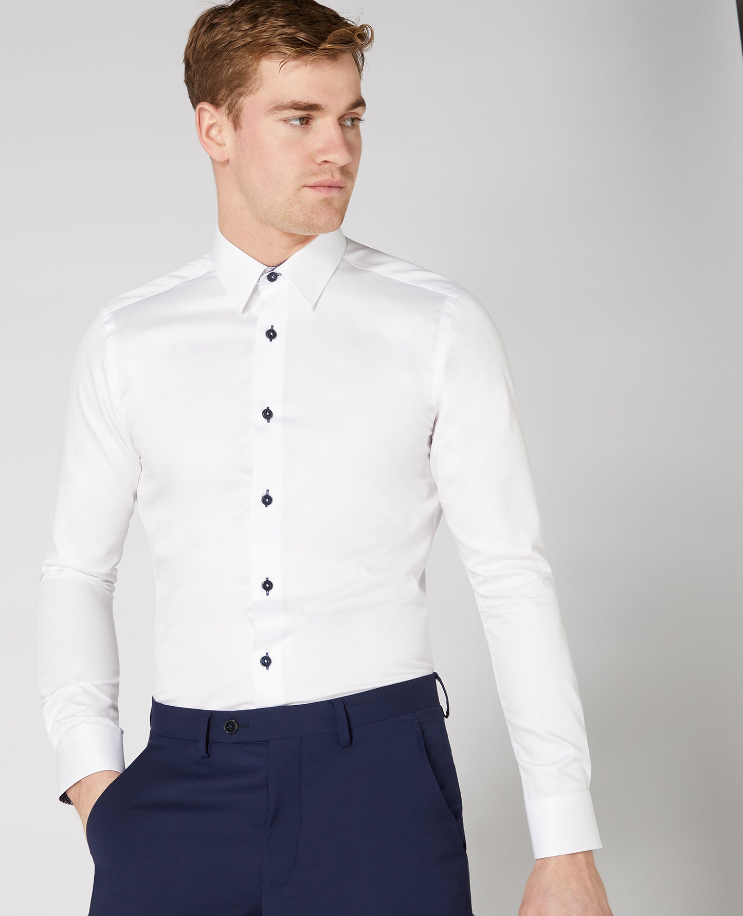 Man wearing a white Slim Fit Cotton-Blend Shirt