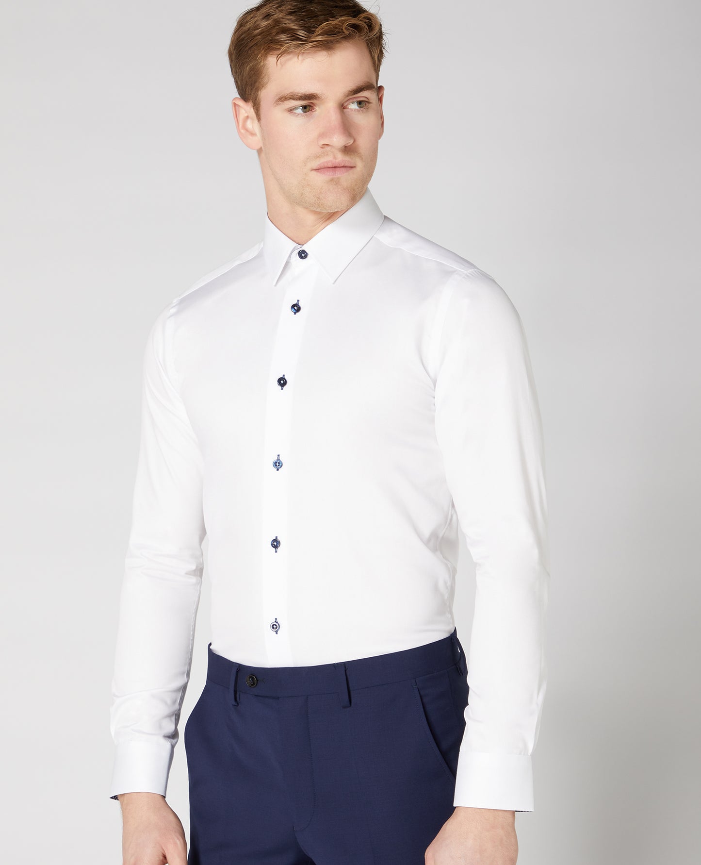 Man wearing a white Slim Fit Cotton-Blend Shirt