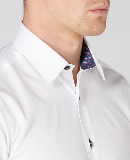 Man wearing a white Slim Fit Cotton-Blend Shirt