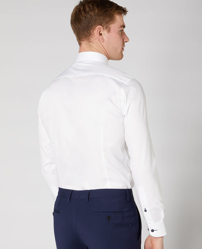 Man wearing a white Slim Fit Cotton-Blend Shirt