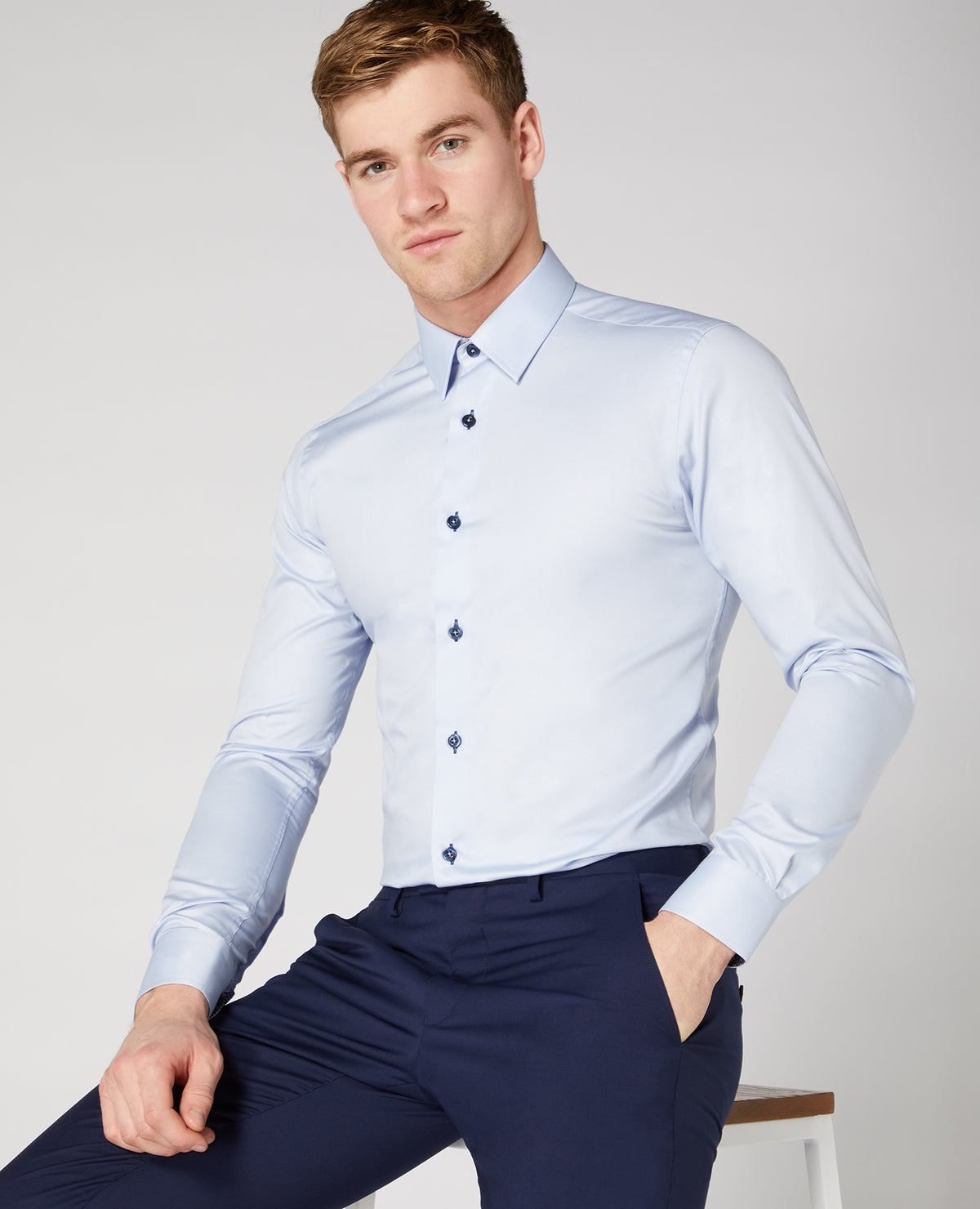Man wearing a blue Slim Fit Cotton-Blend Shirt