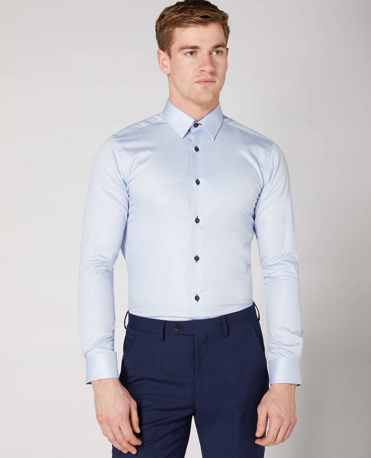 Man wearing a blue Slim Fit Cotton-Blend Shirt