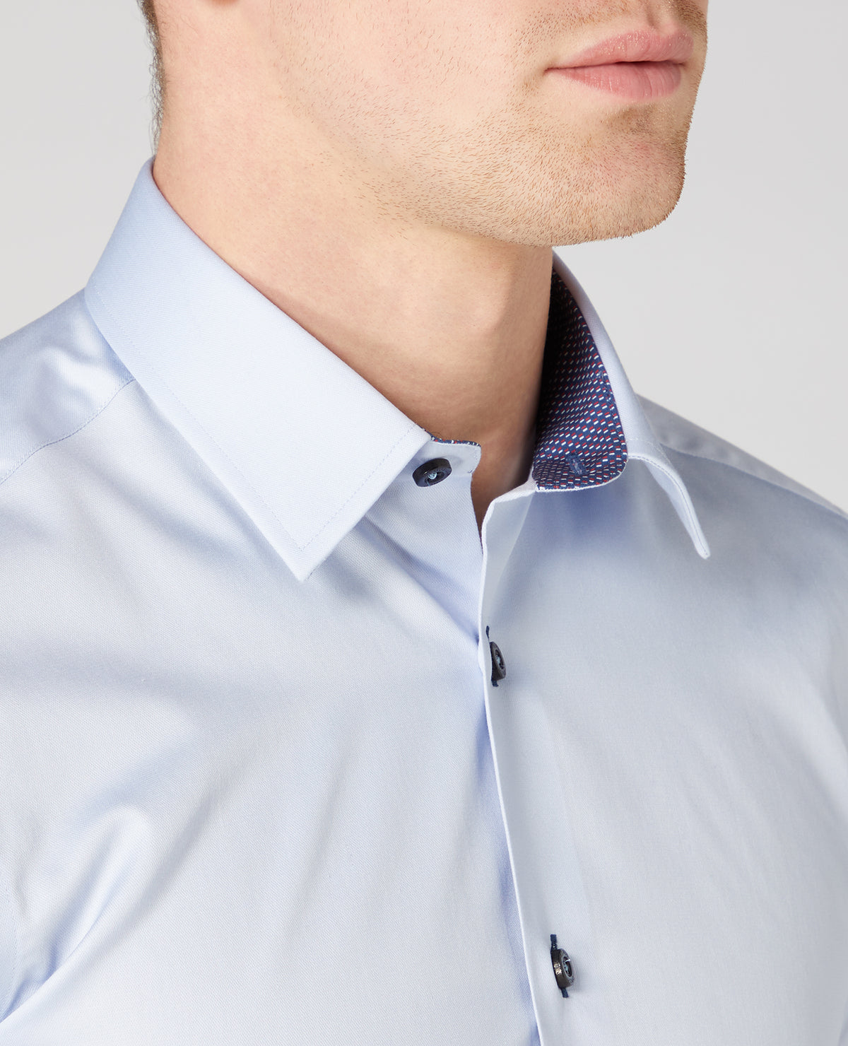 Man wearing a blue Slim Fit Cotton-Blend Shirt