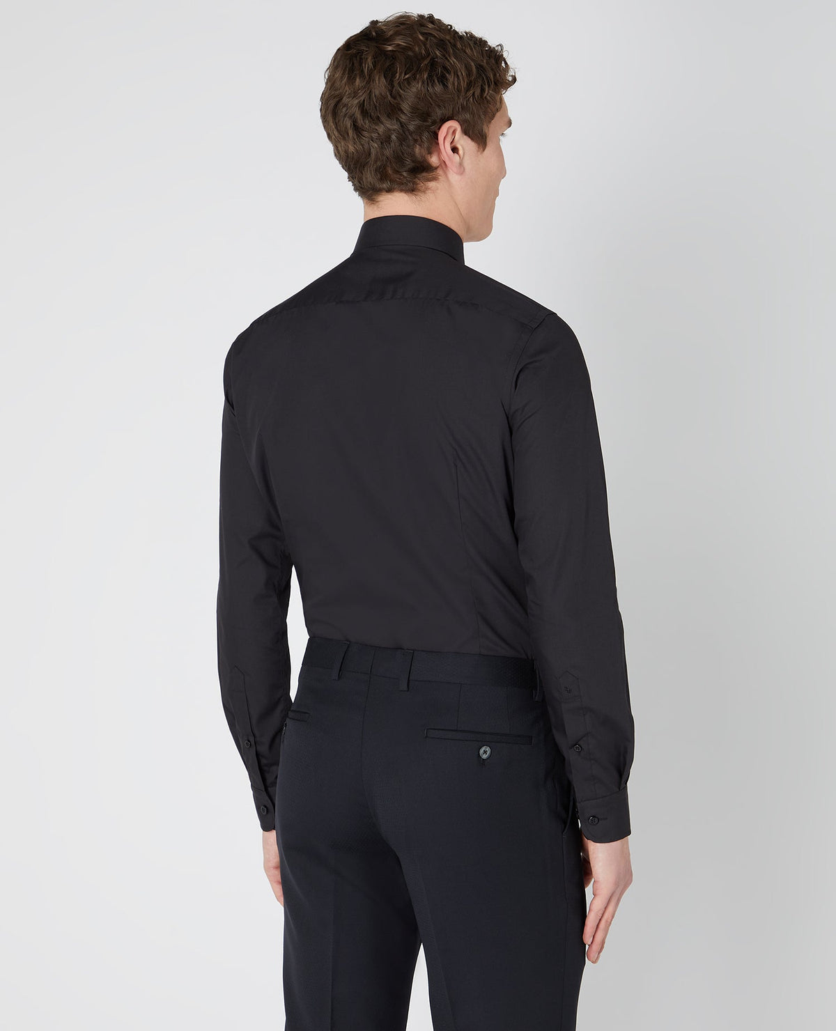 Man wearing a black Slim Fit Cotton-Blend Shirt