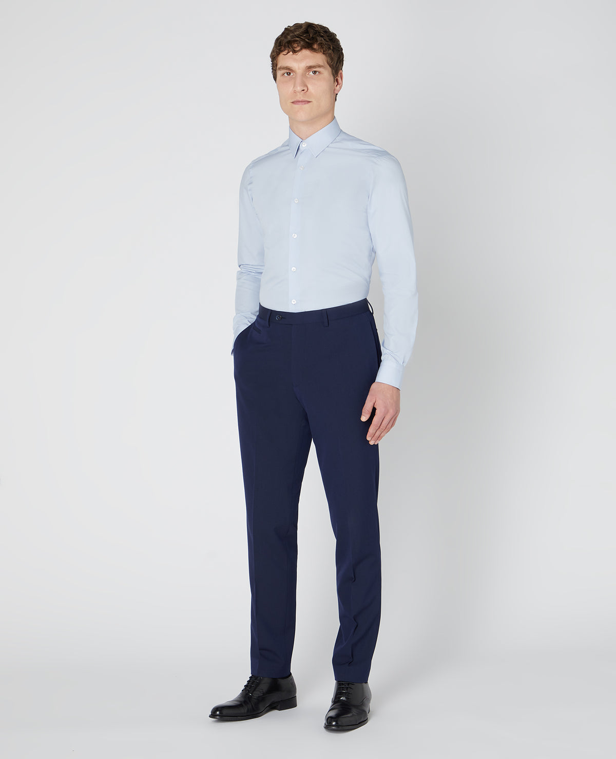 Man wearing a blue Slim Fit Cotton-Blend Shirt