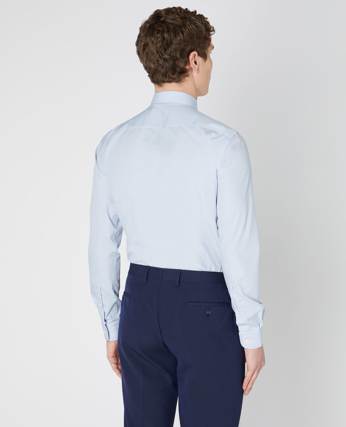 Man wearing a blue Slim Fit Cotton-Blend Shirt