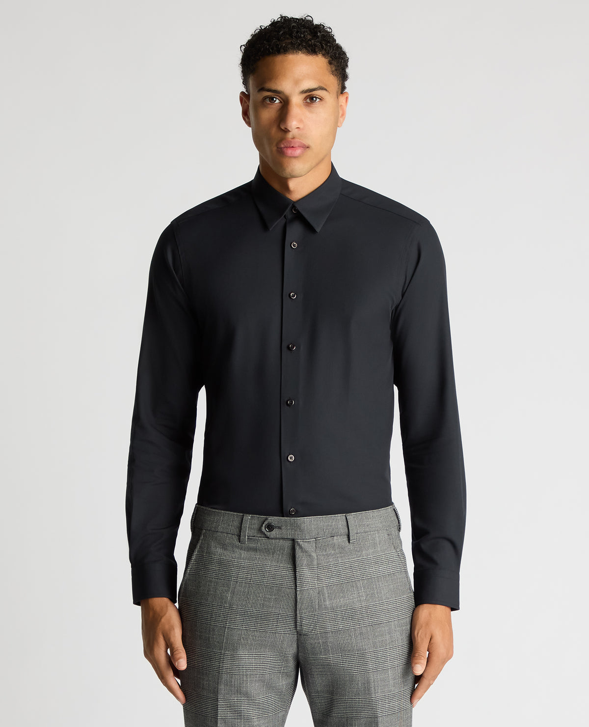 Man wearing a black Regular Fit Fine Twill Comfort Shirt