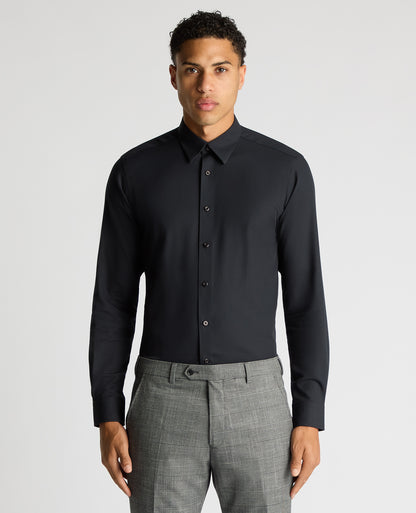 Man wearing a black Regular Fit Fine Twill Comfort Shirt