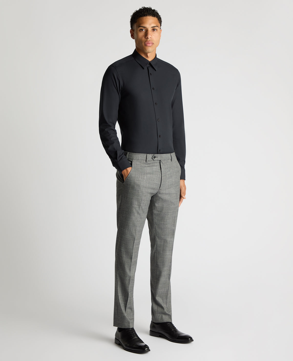 Man wearing a black Regular Fit Fine Twill Comfort Shirt