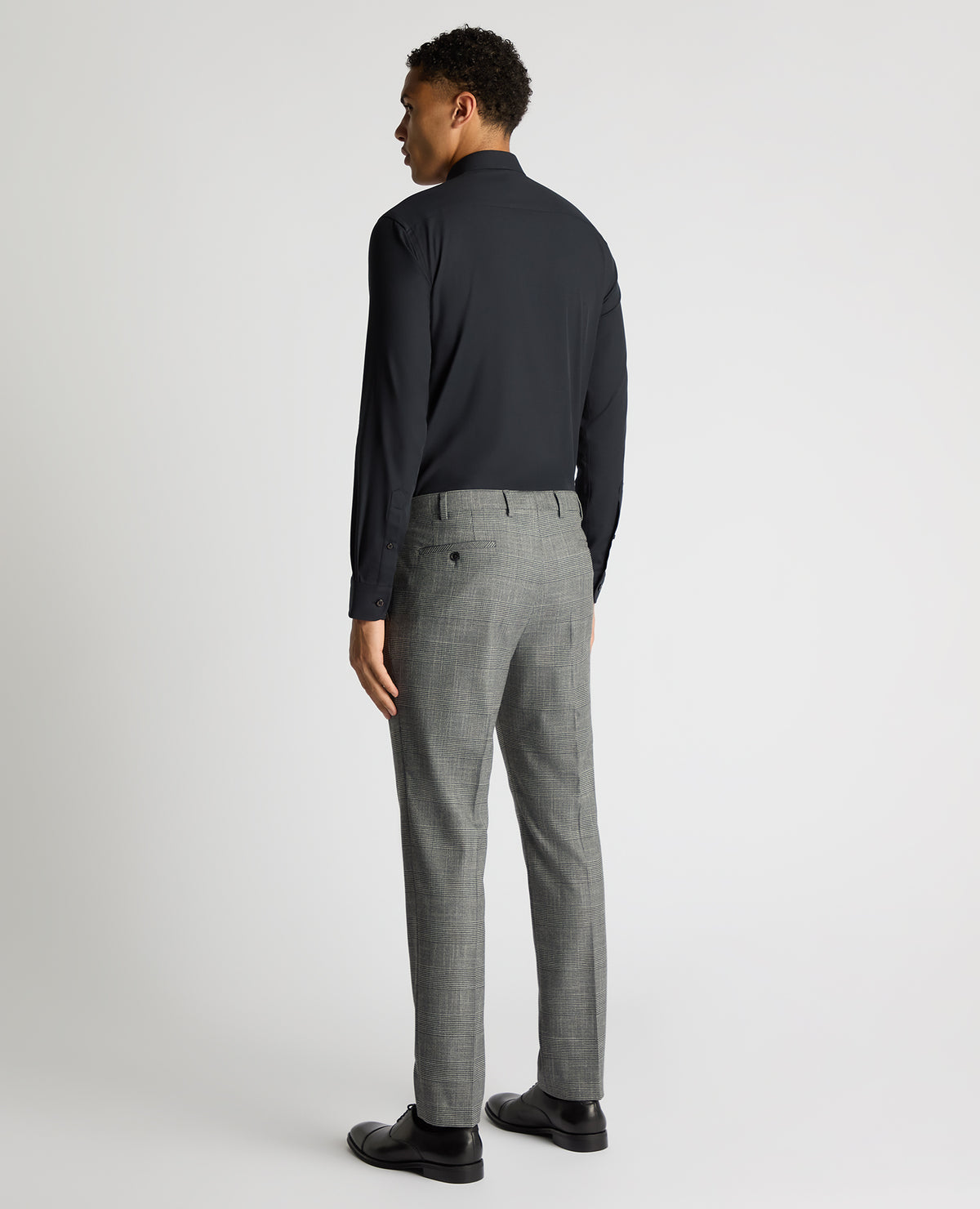 Man wearing a black Regular Fit Fine Twill Comfort Shirt