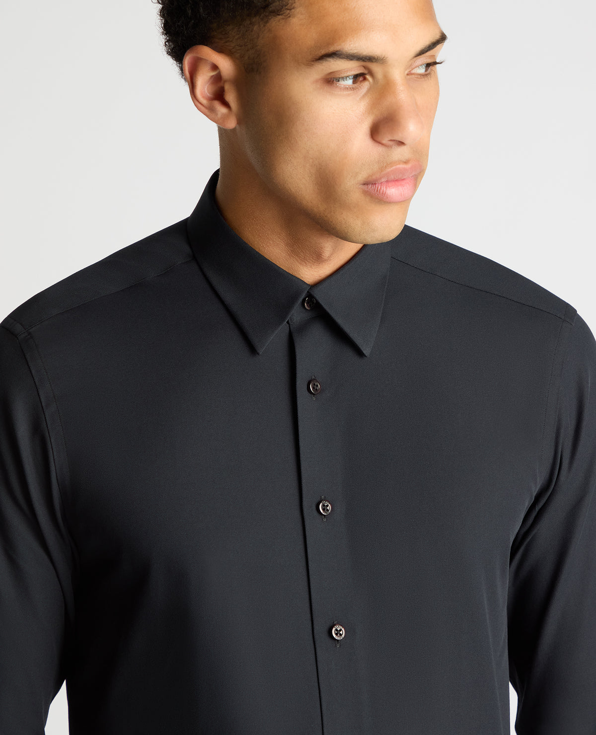 Man wearing a black Regular Fit Fine Twill Comfort Shirt