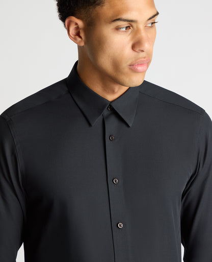 Man wearing a black Regular Fit Fine Twill Comfort Shirt