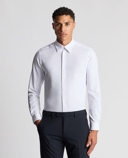 Man wearing a white Regular Fit Fine Twill Comfort Shirt
