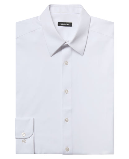 Man wearing a white Regular Fit Fine Twill Comfort Shirt